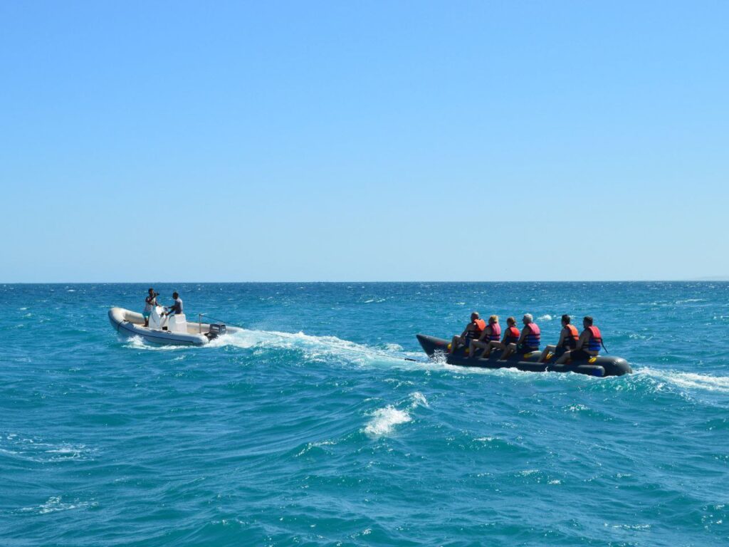 Катание на надувном банане во время морской экскурсии